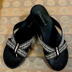 BearPaw Women’s Juniper Sporty Thongs. Size 10